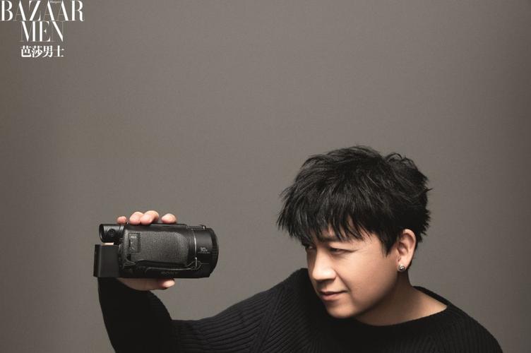 潘粤明:夜时佛系 昼时少年