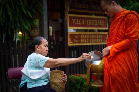 橙衣列阵 佛国布施