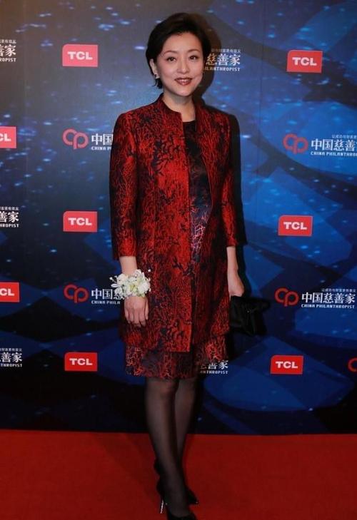 气质优雅的女人,穿上红色依旧美得很,杨澜红色造型好高贵