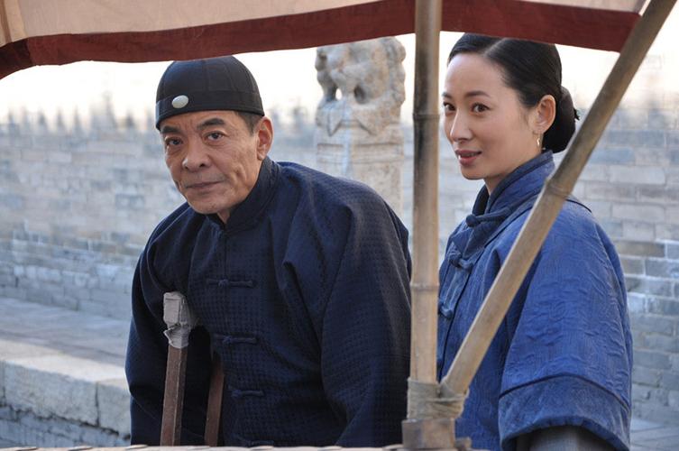 《黄金背后》是由张晓春指导,刘威,徐筠,高兰村领衔主演的战争传奇剧.