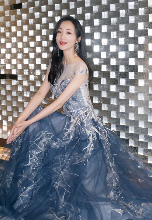 韩雪气质太好,穿白色高腰礼服拼接轻纱披风,37岁显得仙气十足