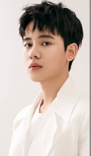 胡先煦性转照撞脸清纯女星.引发网友热议