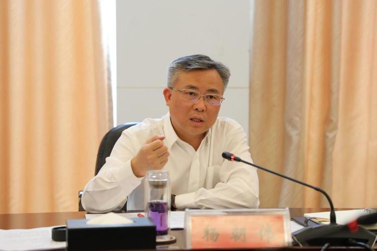 黔南州委常委瓮安县委书记杨朝伟主持召开新型工业化发展座谈会