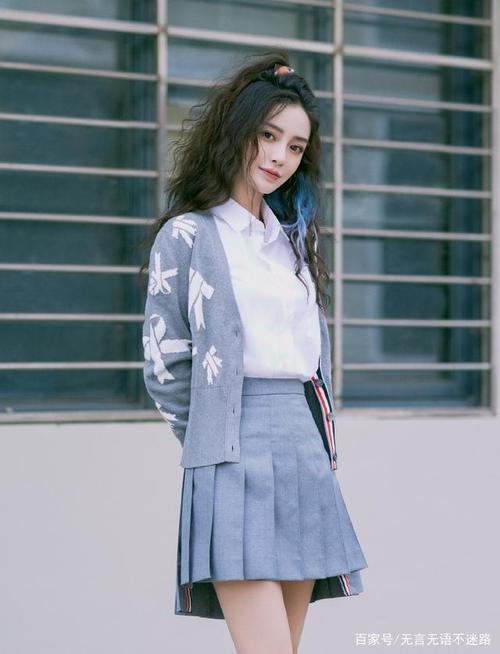 angelababy杨颖,飘逸卷发发型,学院风短裙穿搭,清新