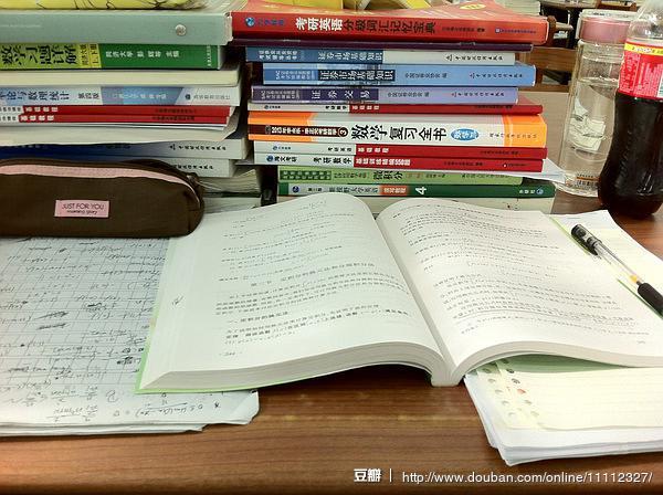 今天准备考研其中的一张桌子上的书