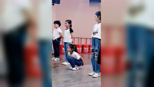 舞蹈房里的童模们训练,看到宋小睿我很失望,她在偷懒吗?