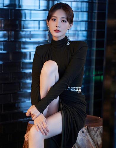 李一桐性感起来真"要命",修身裙硬凹"凹凸感",面料好透