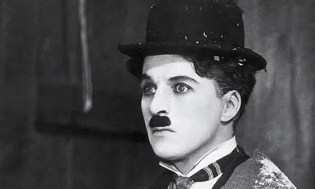 后来,哥哥西德尼和卡诺剧团签订了合同,卓别林才真正能体现喜剧才能