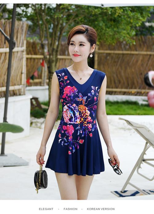 2020新款泳衣加肥加大码印花v领露背裙式连体平角女士游泳衣