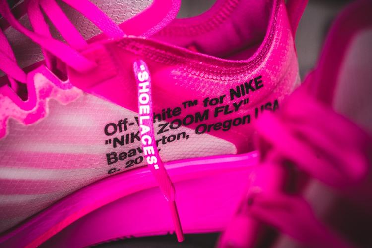 此次即将限量发售的两款全新配色中,极具诱惑力的粉色