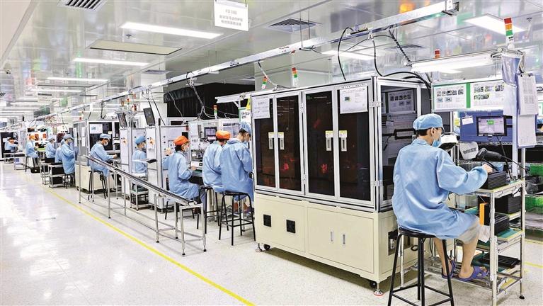 奋达科技生产车间内正开足马力赶订单.