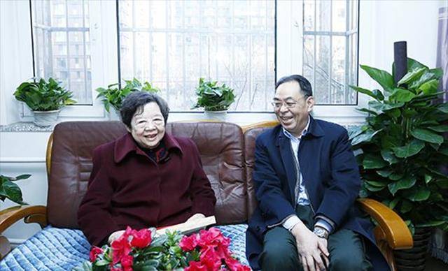 博古长女秦摩亚,执教40年对己苛刻,龙铮吐槽:用洗菜水冲厕所_刘群先