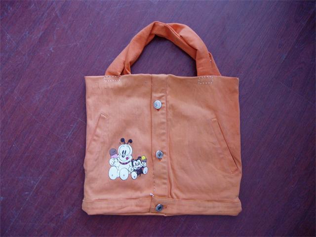 挂历和纸盒等环保材料进行环保袋的制作