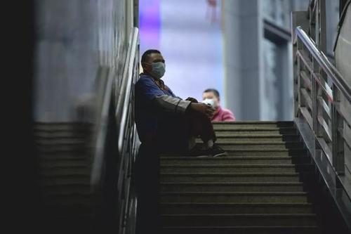 疫情下的深圳居民期盼早日战胜疫情,恢复往日平静和谐的生活.