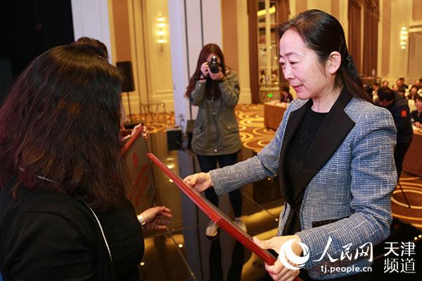 市妇联副主席林洁向天津市女性社会组织先进代表授牌(孙晓川/摄)
