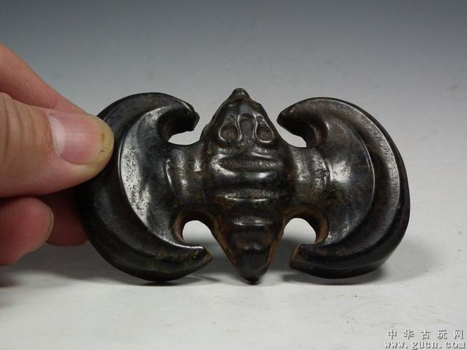 明代青玉的黑沁牛鼻孔蝙蝠大把件