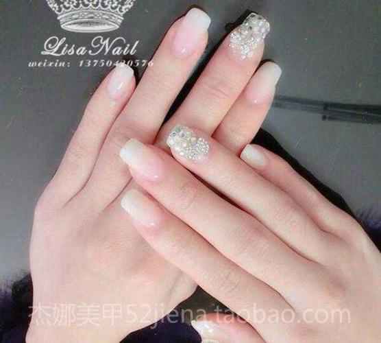 奶白色渐变美甲图片 法式白色亮片渐变美甲(2)