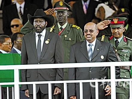 南苏丹总统萨尔瓦基尔(左)与苏丹总统巴希尔在独立庆典仪式上