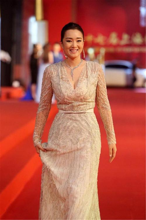 巩俐近照曝光身材紧致无赘肉满头银发烟熏妆