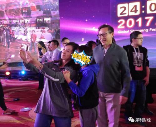 英文名joseph,熟悉的人称他"joe蔡" 今年双11,蔡崇信来了,而且"携家