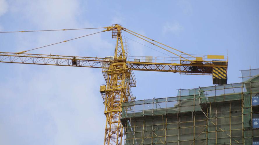 建高楼用的塔吊,如何爬到几百米高空工作?看完大开眼界