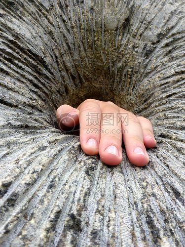 洞口中的一只手