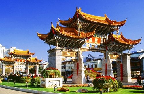  p>金马碧鸡坊位于昆明市中轴线的三市街与金碧路交叉口,高12米,宽18