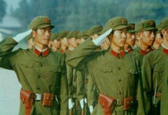 65式军服:"军衔肩章"只有红领章,该怎么样区分上下级的关系?