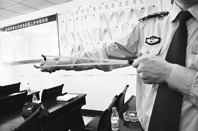 武昌疑似枪击案告破 原是弹弓射玻璃泄愤