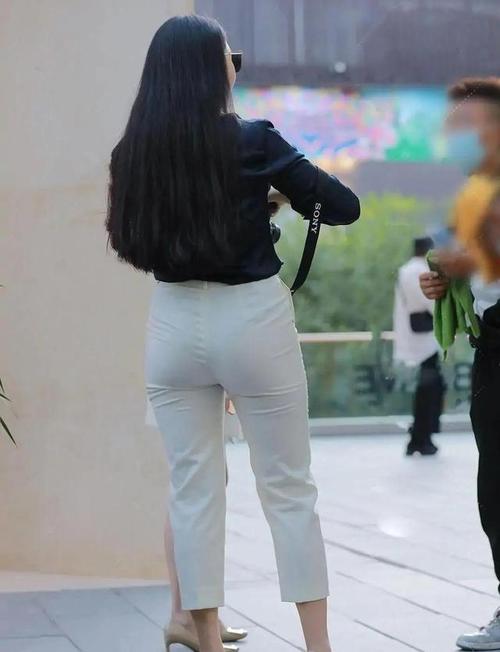 街拍美女凹凸紧致的打底裤美女简单搭配就能让造型美感进阶比例也好