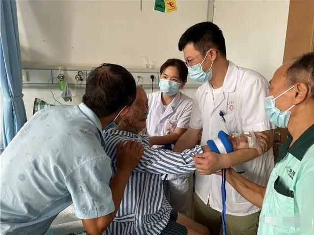 永康107岁老人骨折住院白衣天使悉心照料齐创记录