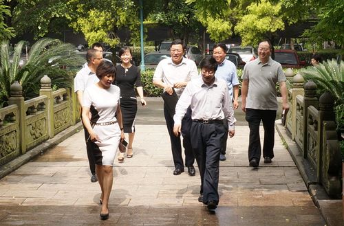 展开全部 王国华,男,1960年12月出生,大学学历,温州生态园管委会副