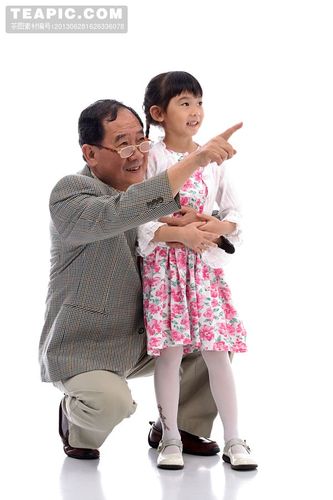 [老爷爷蹲下抱着小女孩]
