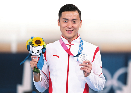 山西运动员董栋获2020东京奥运会体操男子蹦床银牌