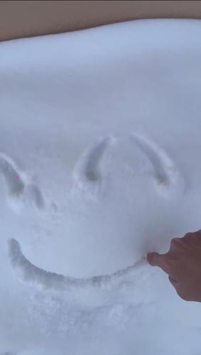 在雪上画笑脸