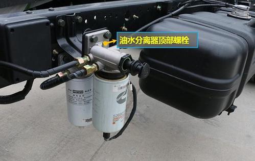 3,往复操作手油泵把手约30次左右,直至排气螺栓处有燃油溢出,无气泡