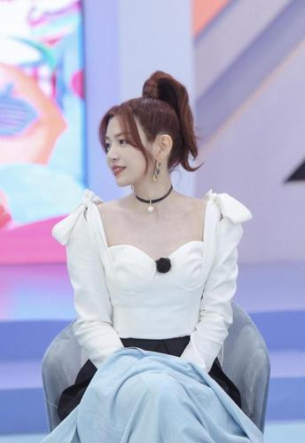 陈妍希这次太美了,高马尾圆脸少女感十足,浪姐舞台引