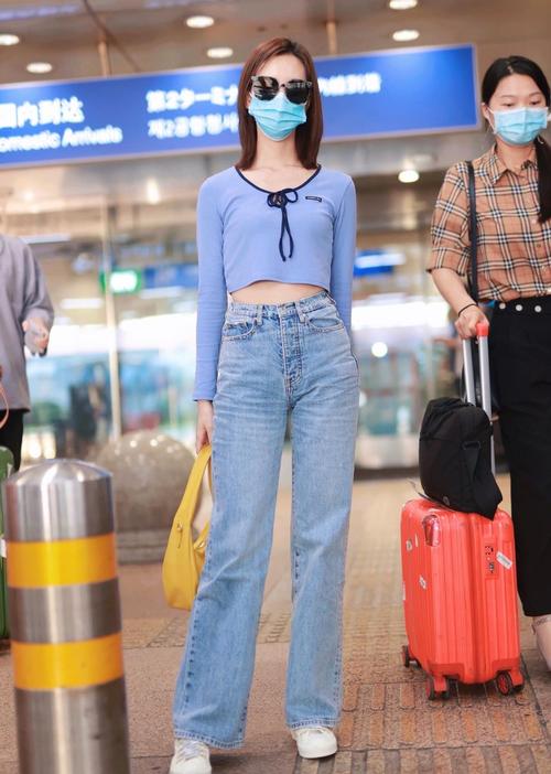 陈都灵目测就知道不到90斤,穿露脐装蛮腰盈盈一握,太瘦了