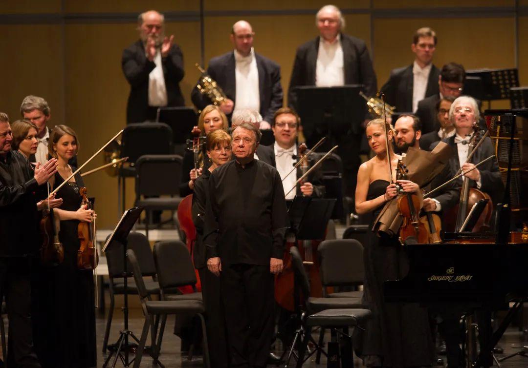 《旗帜晚报》乐评人写道:"他们的演奏美丽到令人神魂颠倒,听众为此