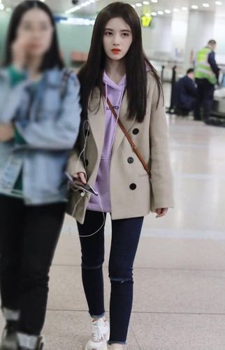 虽然鞠婧祎的身高不高,只有159cm,但她的颜值高,而且身材也很纤细
