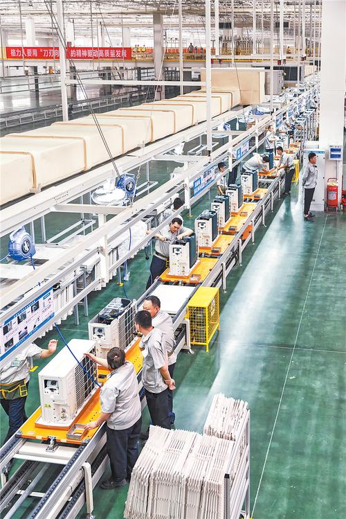 机械摇臂机群灵活精准实施组装操作……7月1日,位于高新区的格力电器