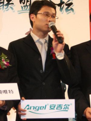 深圳安吉尔饮水产业集团公司汤怀宇现场宣誓