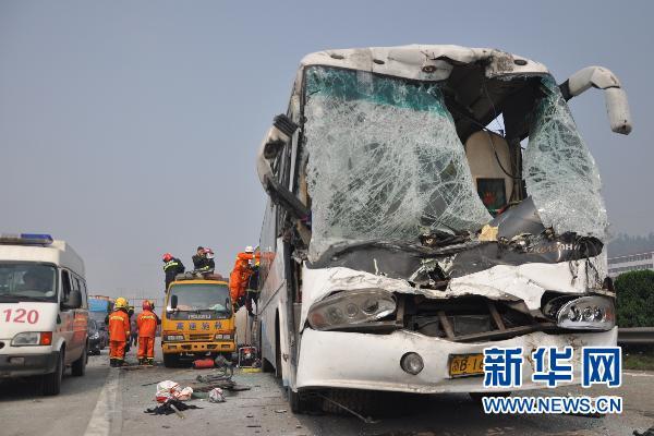 沪昆高速湖南湘潭段发生多起连环车祸1人死亡组图