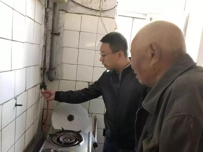 小山街道安全志愿者入户开展家庭消防安全宣传检查