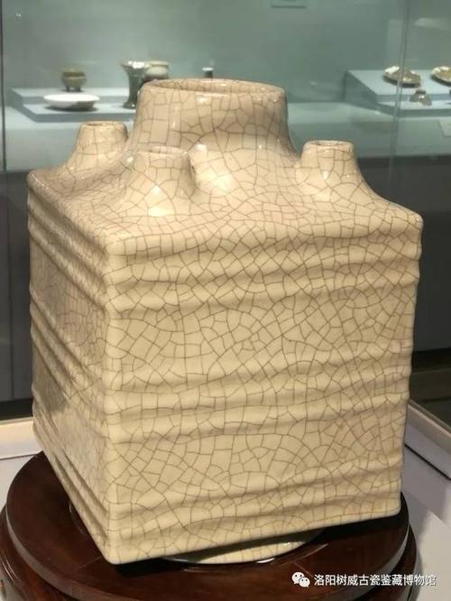 北京故宫哥窑瓷器展展出的哥窑瓷器现代仿品