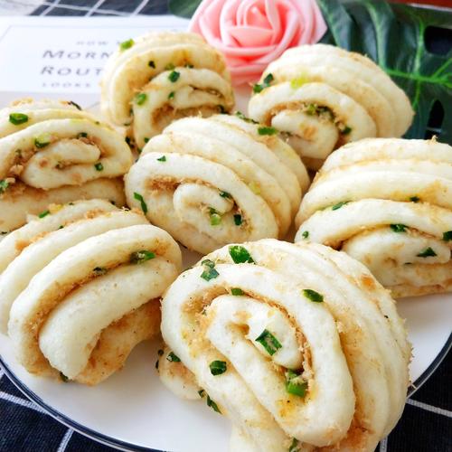 松软咸香的小花卷就做好了,也可以将肉松换成火腿肠或者其他你喜欢的