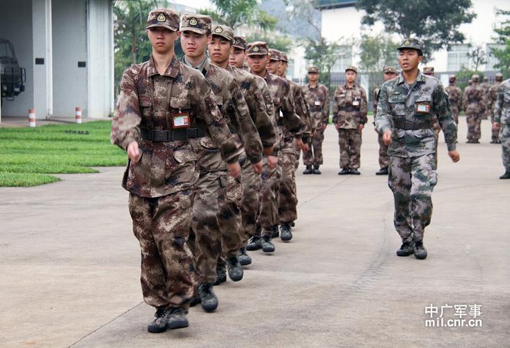 海南省军区某炮兵团新兵连正在进行新兵训练.中广军事记者谢露莹摄