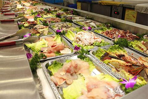 涪陵城随处可见这样那样的自助火锅,烧烤店,甚至还有合二为一的自助餐