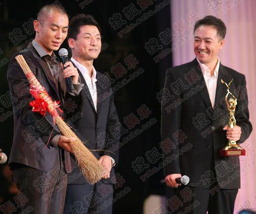快讯:朱亚文用条帚换李幼斌奖杯引来一片笑声