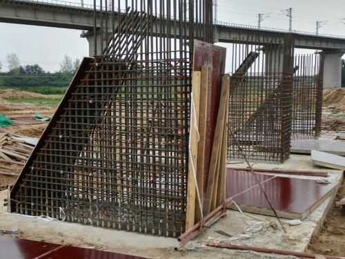二环路上跨津山铁路立交桥引桥0号桥台右幅肋板支模板